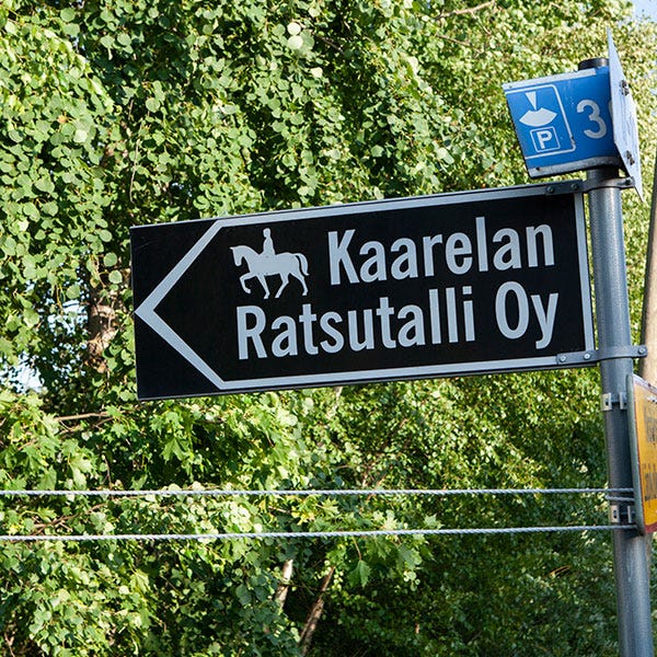 Kaivokselassa luonto koputtaa kotiovella - Vantaa - Kaarelan Ratsutallit sijaitsee  Helsingin Malminkartanossa.