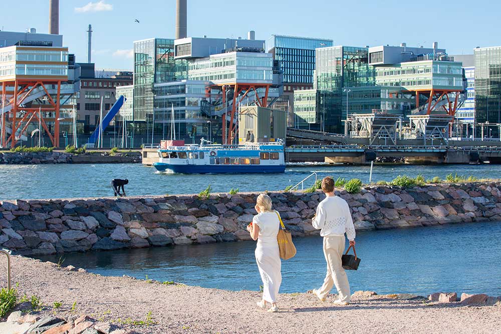 Merenrantareitti Jätkäsaaressa, taustalla veneitä, vettä ja moderneja rakennuksia.