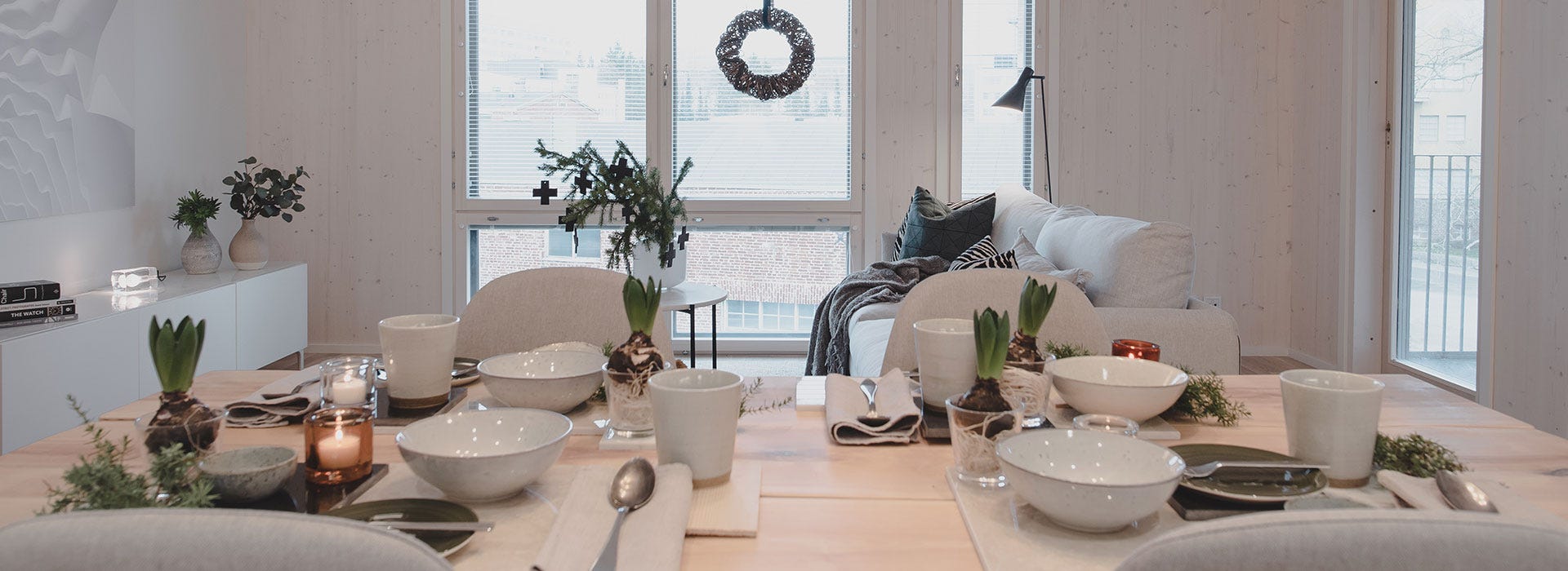  Joulukattaus kahdella tavalla - Sisustussuunnittelija Tomi Kouvolan juhlakattaus Turun Lyhdynkantajassa.