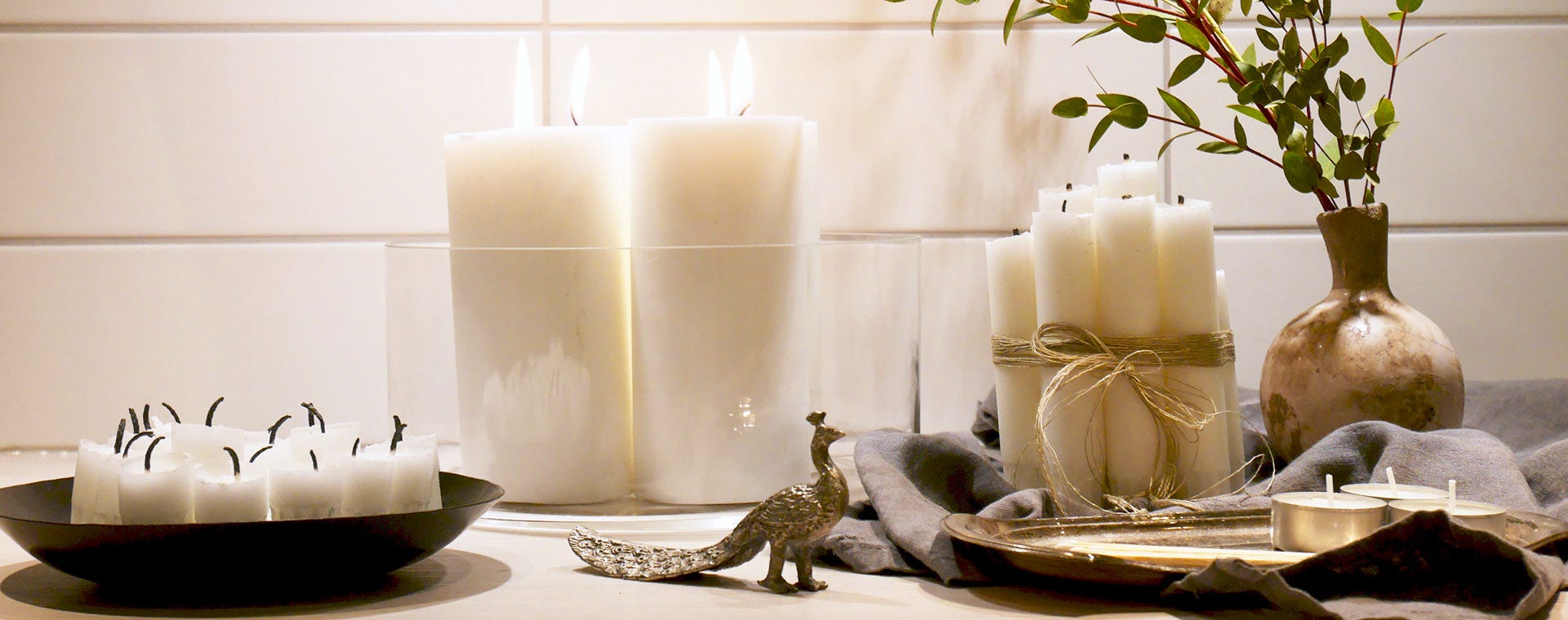 Kodikasta joulutunnelmaa voi taikoa sisustukseen monin tavoin: kynttilöin, valoin ja askarrellen.