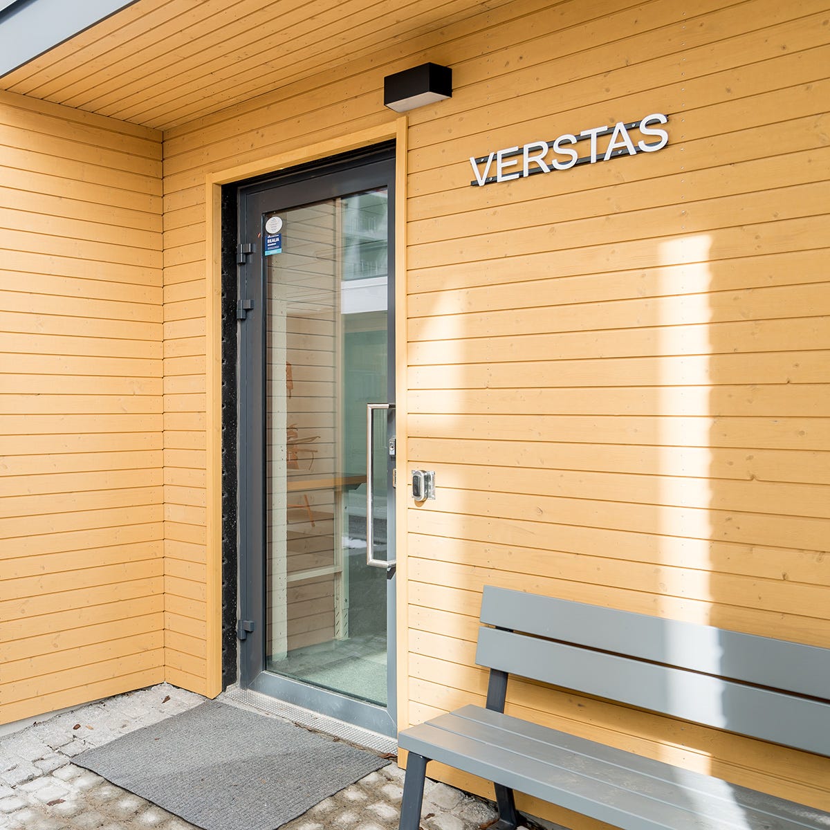 Tampereen Lielahden kotikorttelissa on yhteiskäyttöinen verstas, jossa asukkaat voivat kunnostaa vanhoja huonekaluja tai rakentaa itse uusia.