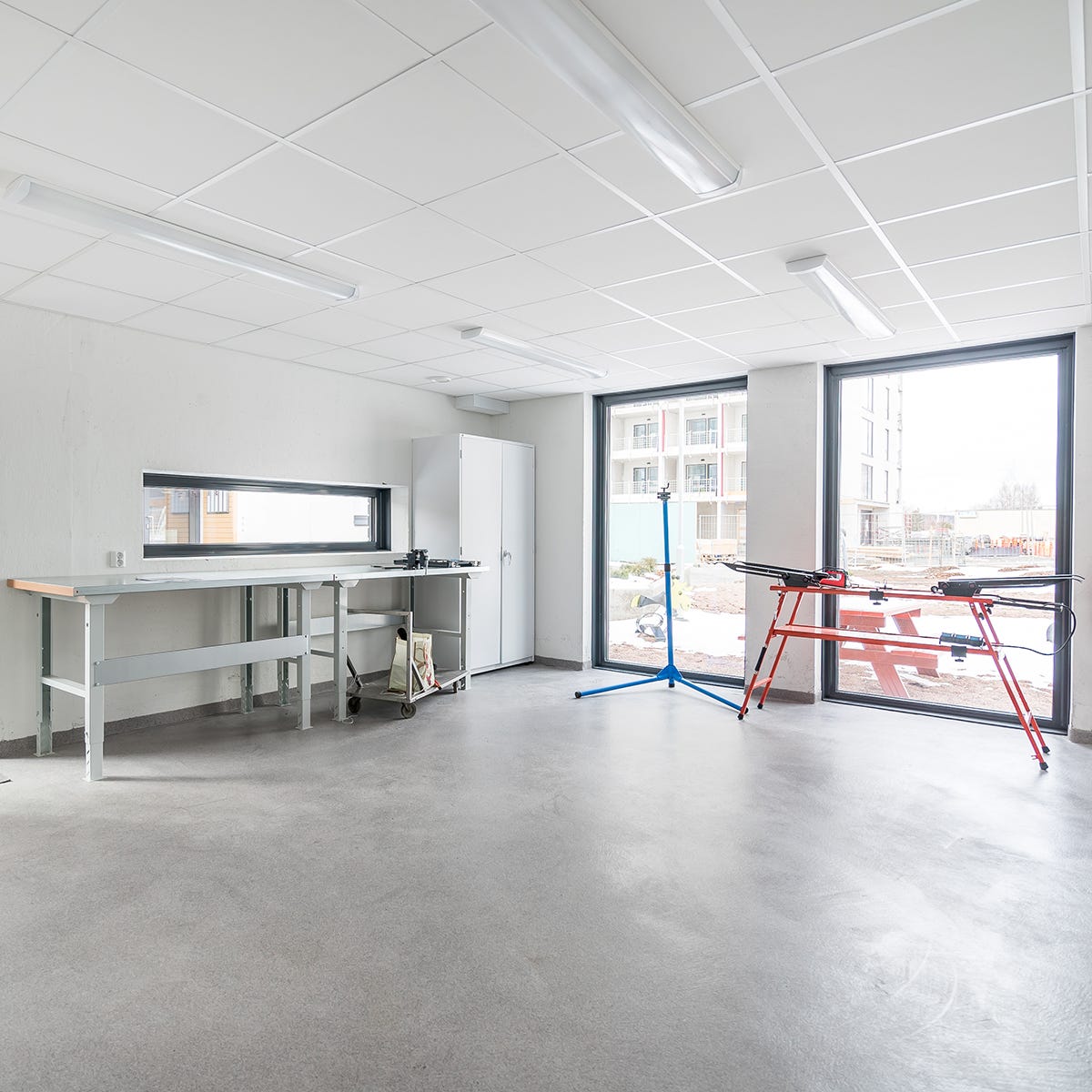Tampereen Lielahden kotikorttelissa on yhteiskäyttöinen verstas, jossa asukkaat voivat kunnostaa vanhoja huonekaluja tai rakentaa itse uusia.