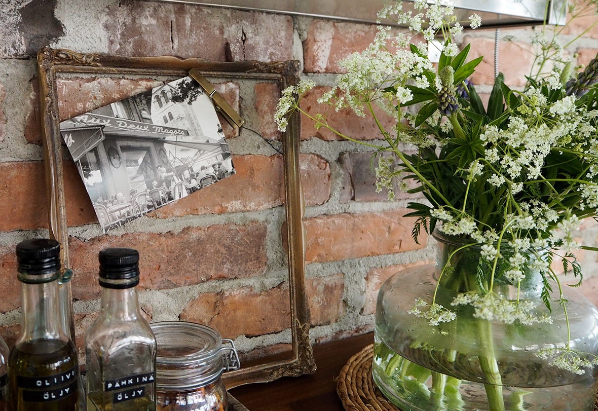 Vanhat kehykset sisustuselementiksi keittiöön