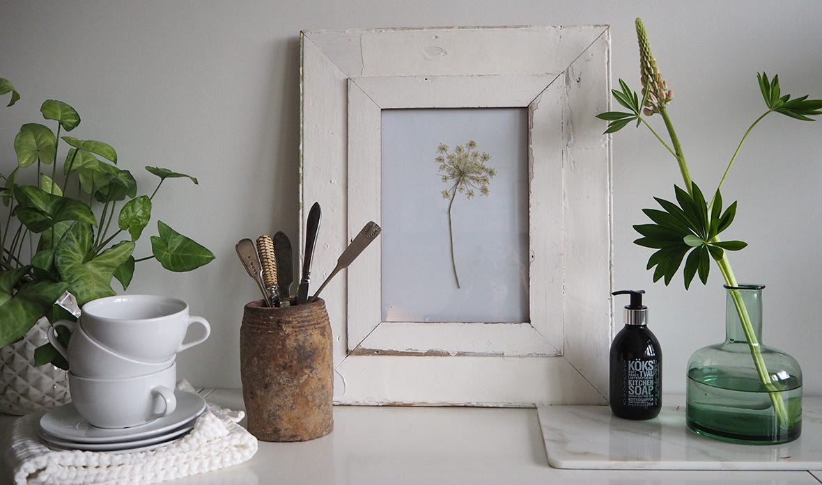 Käsistään kätevä tekee kehykset itse vanhoista laudoista