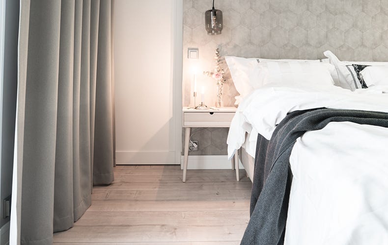 Makuuhuoneessa on muhkeat, koko ikkunaseinän levyiset pimentävät verhot.