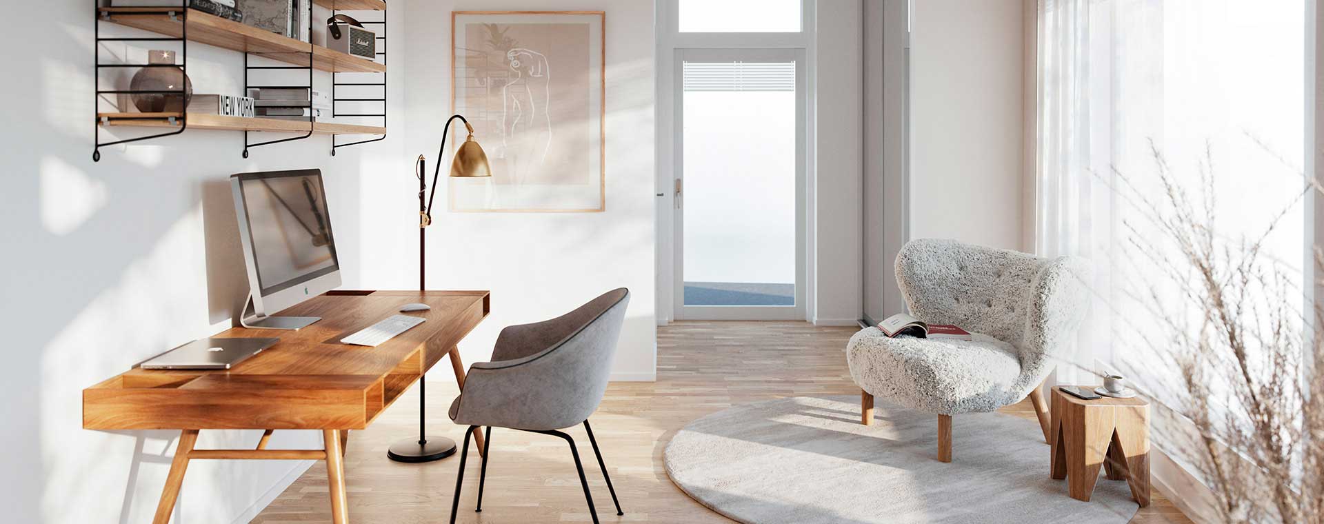 Työhuone, jossa on puinen työpöytä, tietokone, harmaa tuoli, kirjahylly ja suuri ikkuna luonnonvalolla.