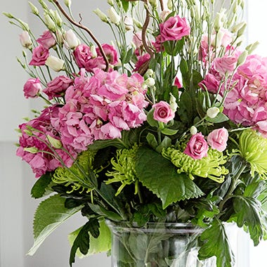 Juhlajärjesteyjen ABC - tuoreet kukat maljakossa tuo juhlan tunnelmaa.