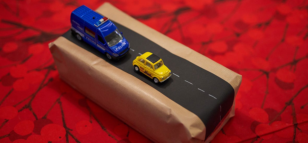 Vanhoilla leluautoilla saa loihdittua jännittävän takaa-ajotilanteen paketin päälle.