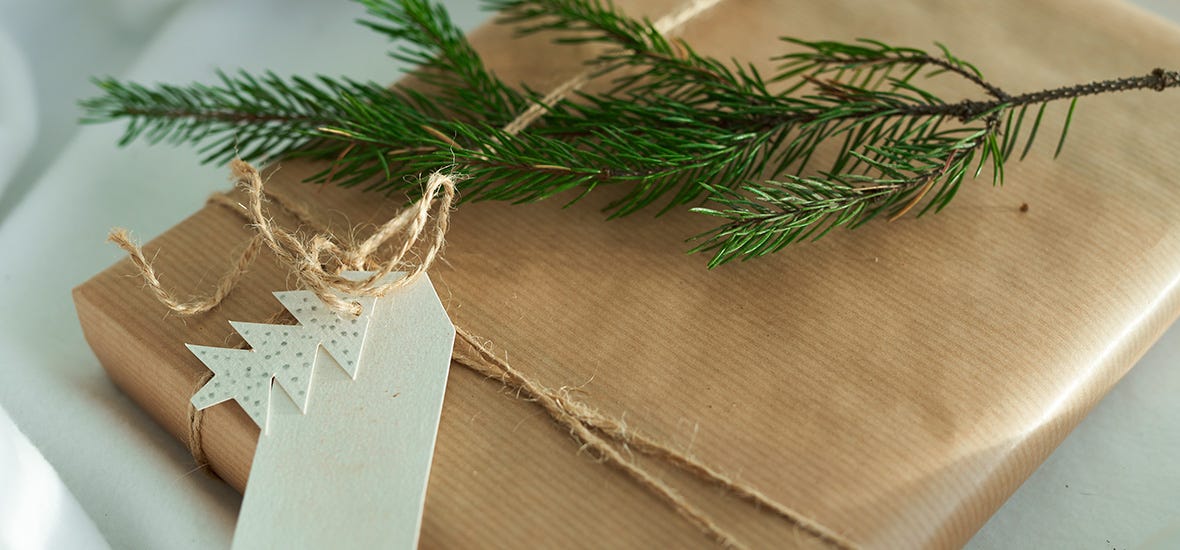 Luonnosta poimitut oksat antavat yksinkertaiseen pakettiin elävän ilmeen.