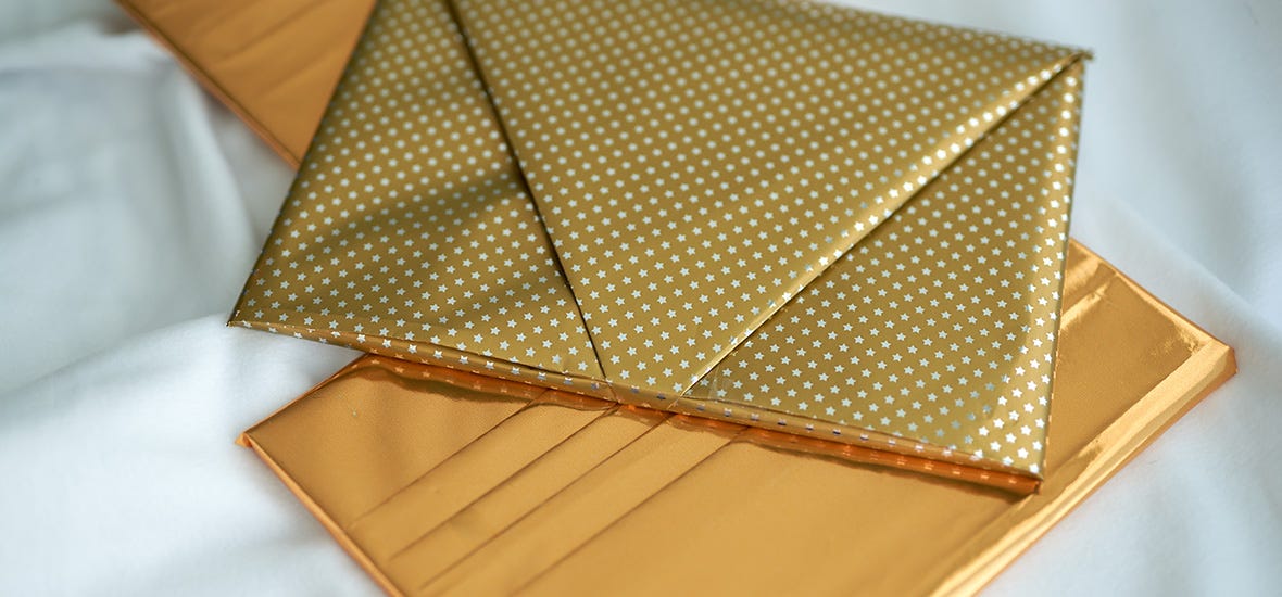 Perinteisimpäänkin joulupaperiin saa elävää pintaa erilaisilla taitoksilla.