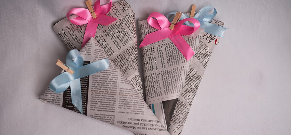 Herkkutervehdykset sanomalehtiin käärittyinä saavat juhlallisen ilmeen silkkinauhasta solmituilla ruseteilla.