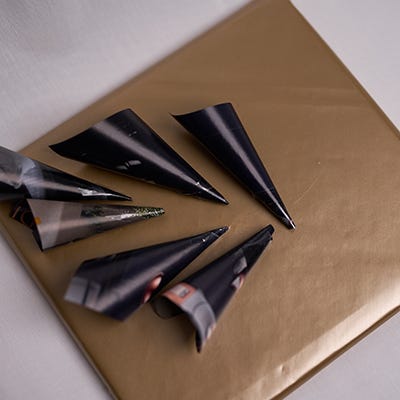 Tummat paperikallat syntyivät sisustuslehden sivuista.