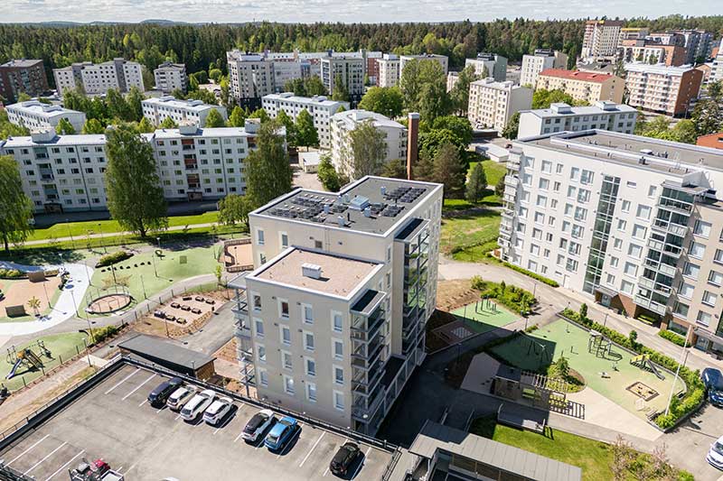 Ilmakuva Tampereen Tuikkeen asuinkorttelista, jossa hy&ouml;dynnet&auml;&auml;n aurinkos&auml;hk&ouml;&auml; energiayhteis&ouml;n kautta.
