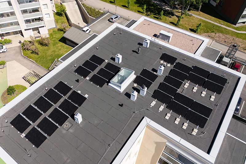 Kerrostalon katolle asennetut aurinkopaneelit Tampereen Tuikkeessa osana taloyhti&ouml;n energiayhteis&ouml;&auml;.