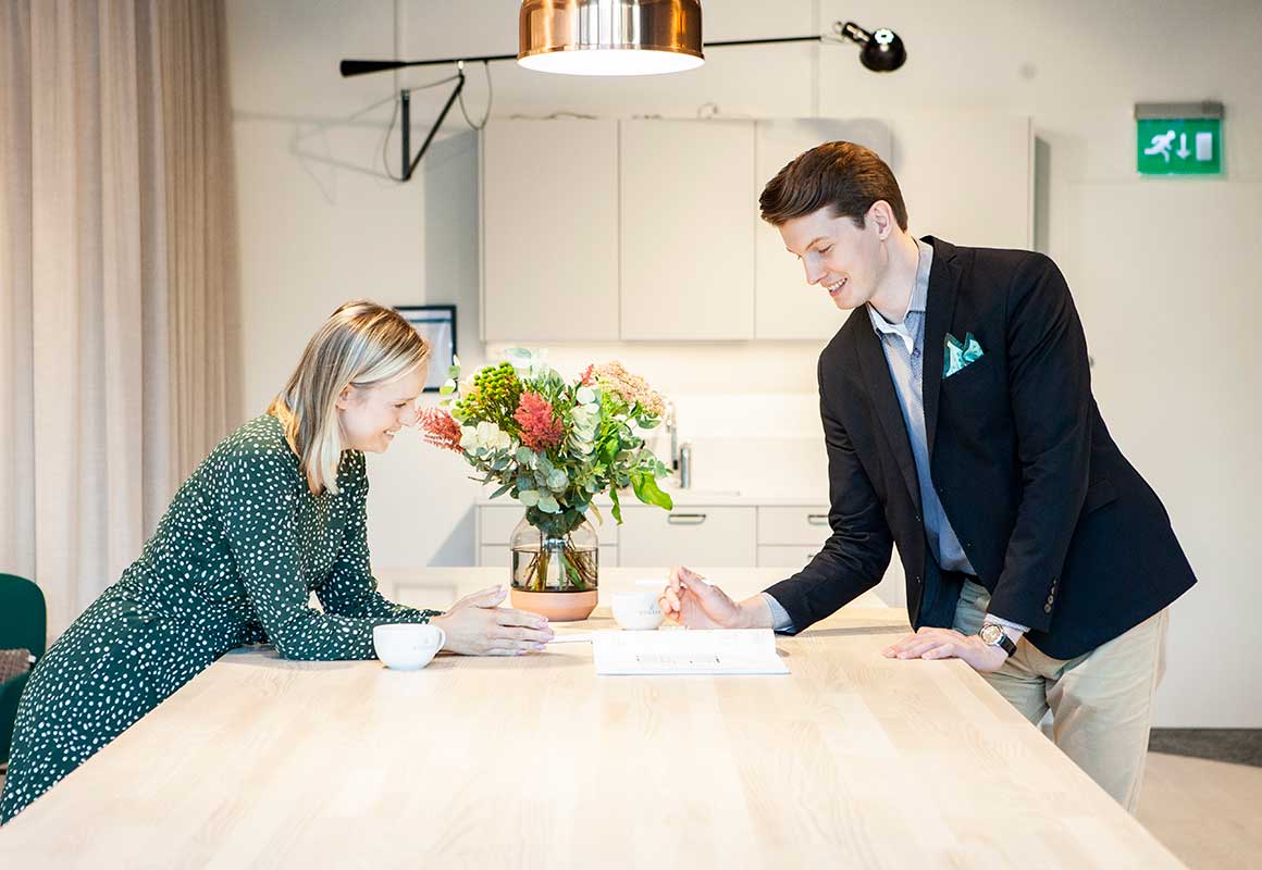 Asiakas ja Bonavan edustaja tapaavat esittelytilassa ja käyvät yhdessä läpi kodin suunnitteluun liittyviä asioita.