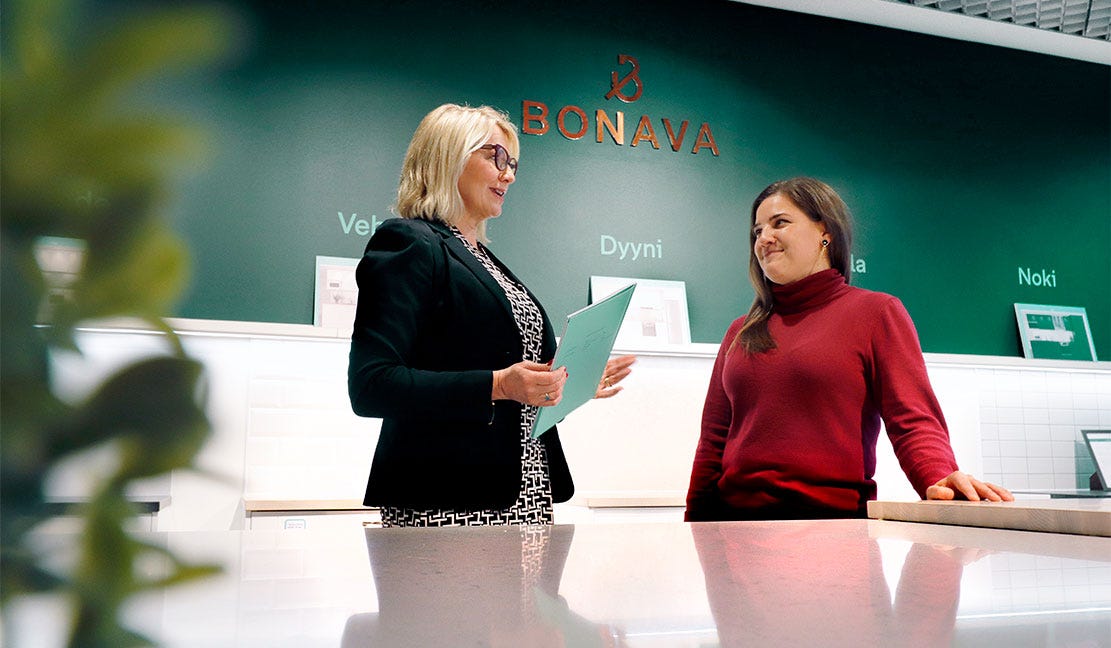 Ilmastoystävällistä asumista viisaalla suunnittelulla Kuvassa Bonava Suomen kaupallinen johtaja Maiju Koivunen-Vinkvist (vas.) ja Bonava Suomen kestävän kehityksen päällikkö Ayla Dinçay. Kuva: Johanna Lind