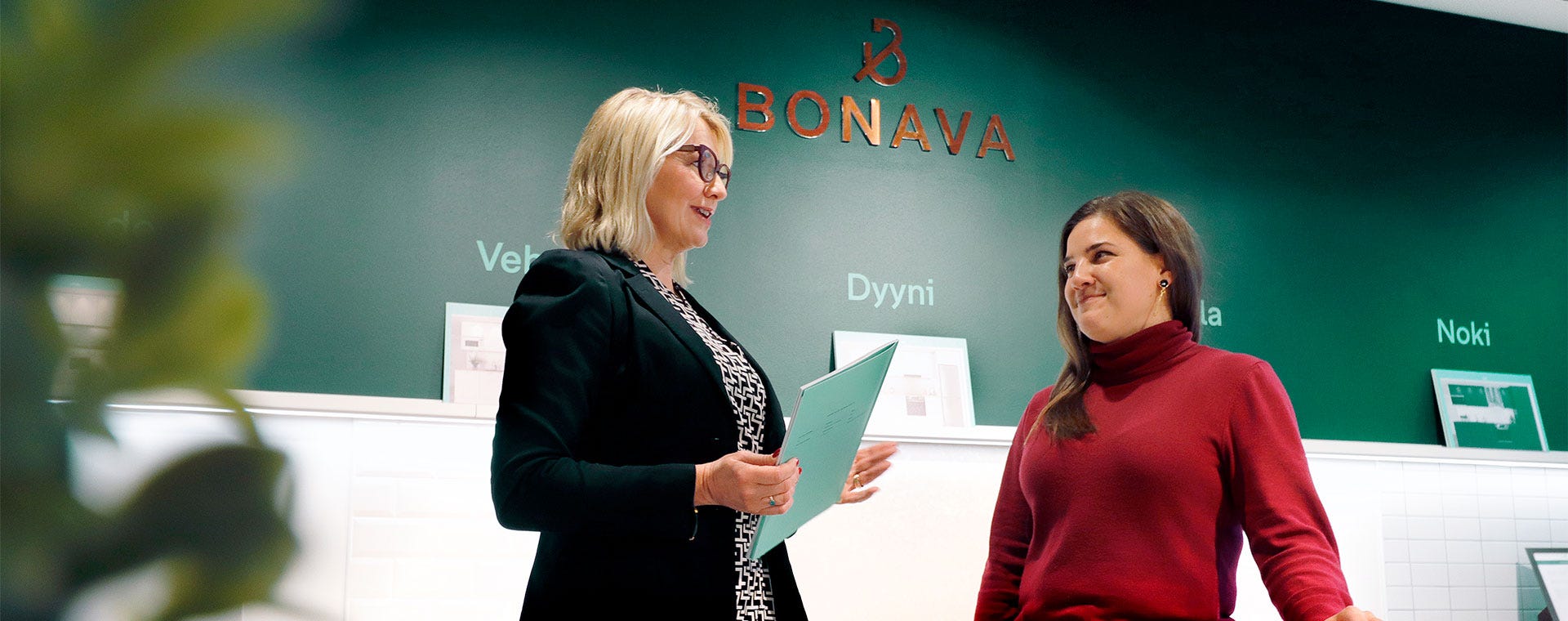 Kuvassa Bonava Suomen kaupallinen johtaja Maiju Koivunen-Vinkvist (vas.) ja Bonava Suomen kestävän kehityksen päällikkö Ayla Dinçay. Kuva: Johanna Lind