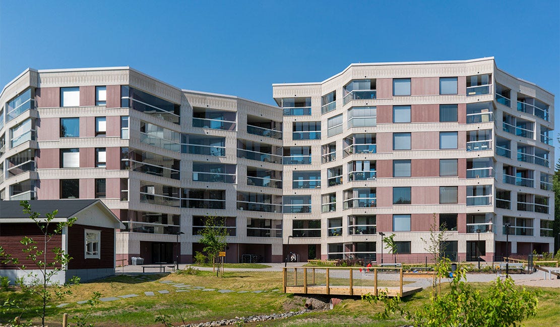 Tapiolan Steniuksenkumpu, Espoo Tapiolan Steniuksenkummun modernit asuinkerrostalot vehreän pihapiirin ympäröiminä. Vaaleanpunaisen ja valkoisen sävyiset rakennukset kunnioittavat puutarhakaupungin perinteitä ja sulautuvat harmonisesti luonnonläheiseen ympäristöön.