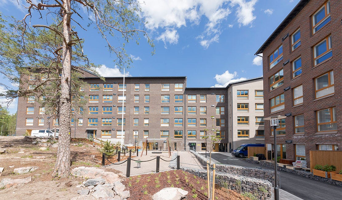 Kanvaasi, Helsinki Helsingin Kanvaasi - Moderni kerrostaloalue luonnonläheisessä ympäristössä. Ruskeasävyiset julkisivut, suuret ikkunat ja kivetyillä kulkuväylillä viimeistelty piha-alue luovat viihtyisän ja tyylikkään kokonaisuuden.