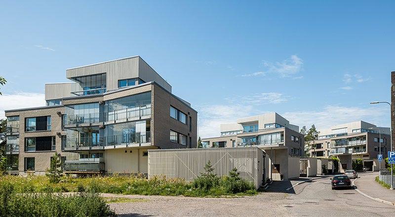 Aida, Helsinki Näkymä Kruunuvuorenrannan katualueelta, jossa useita moderneja vaaleasävyisiä kaupunkivilloja.