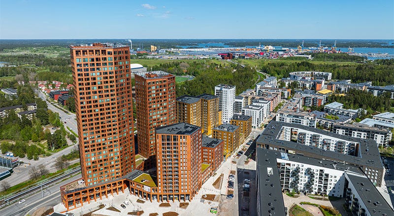 Aurinkolahden Sitadelli, Helsinki Avarailmakuva Vuosaaren korkeista oransseista ja keltaisista asuintorneista meren läheisyydessä.
