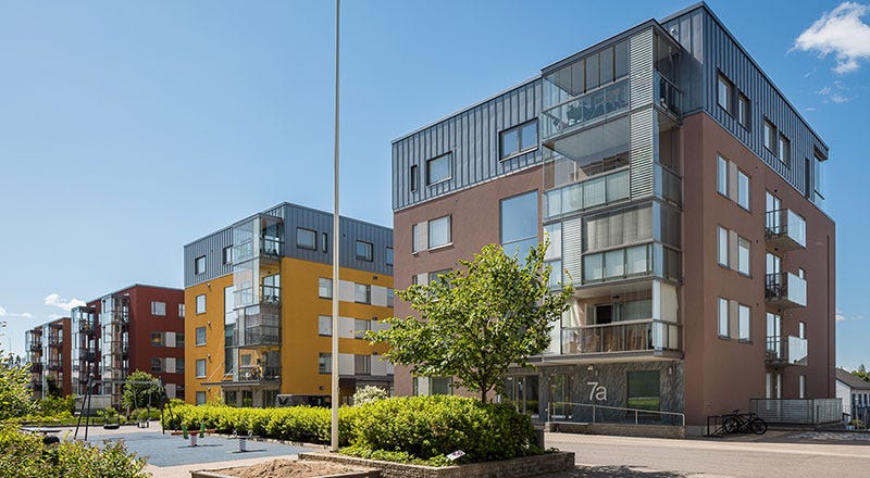 Kultarikonpuisto, Vantaa Useita eri värisiä kerrostaloja ja suojaisa piha Tikkurilassa.