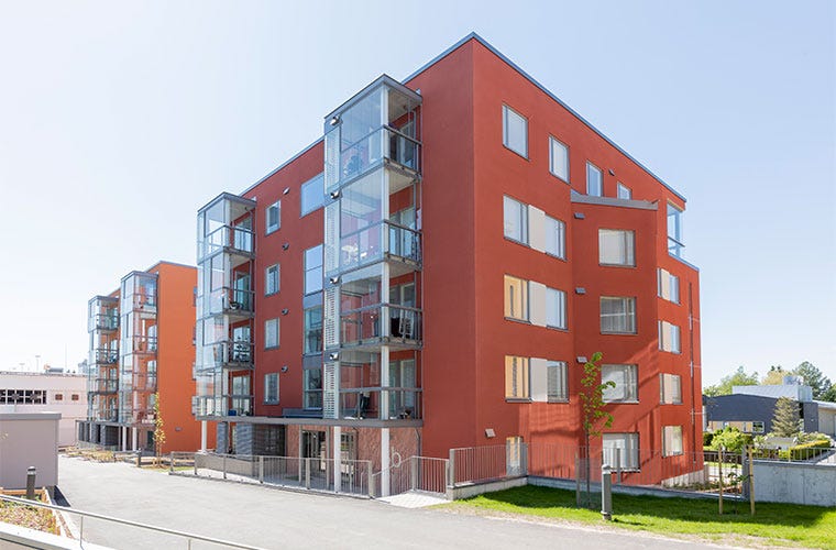 Kultarikonpuiston punatiilinen kerrostalo lasitetuilla parvekkeilla. Uudiskohde sijaitsee rauhallisella alueella lähellä Tikkurilan palveluita, ja talon moderni arkkitehtuuri yhdistyy vehreään ympäristöön.