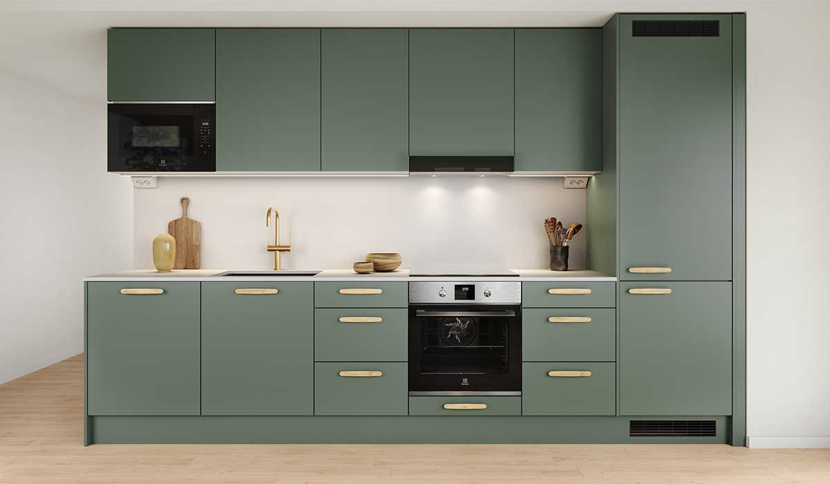 Veikeä ja persoonallinen Havu-keittiö, jossa mattavihreät kaapistot, kalustepeitteiset kodinkoneet ja valkoinen kvartsi työtaso. Tamminen vetimien ja messinkinen hana tuovat lämpöä ja rytmittävät kokonaisuutta kauniisti.