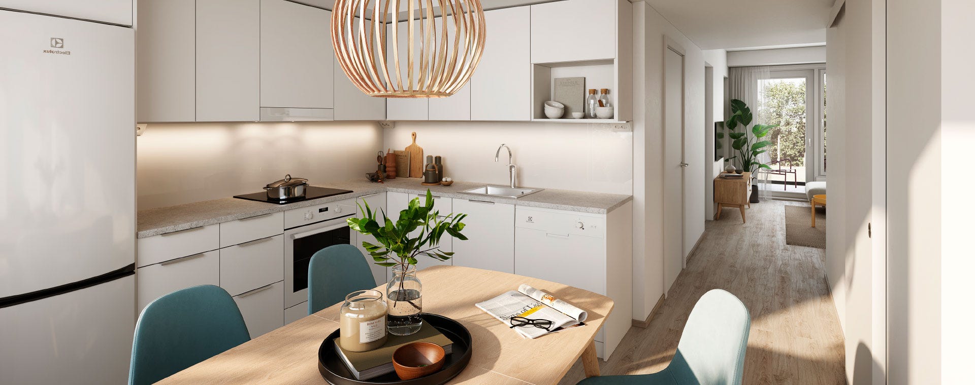 Moderni ja valoisa avokeittiö, jossa valkoiset kaapistot, harmaa kivitaso ja minimalistiset vetimet. Ruokapöydän ympärillä on sinisävyiset tuolit, ja kattovalaisimena toimii puinen design-lamppu. Olohuone jatkuu keittiöstä, ja suurista ikkunoista avautuu näkymä vehreälle pihalle.