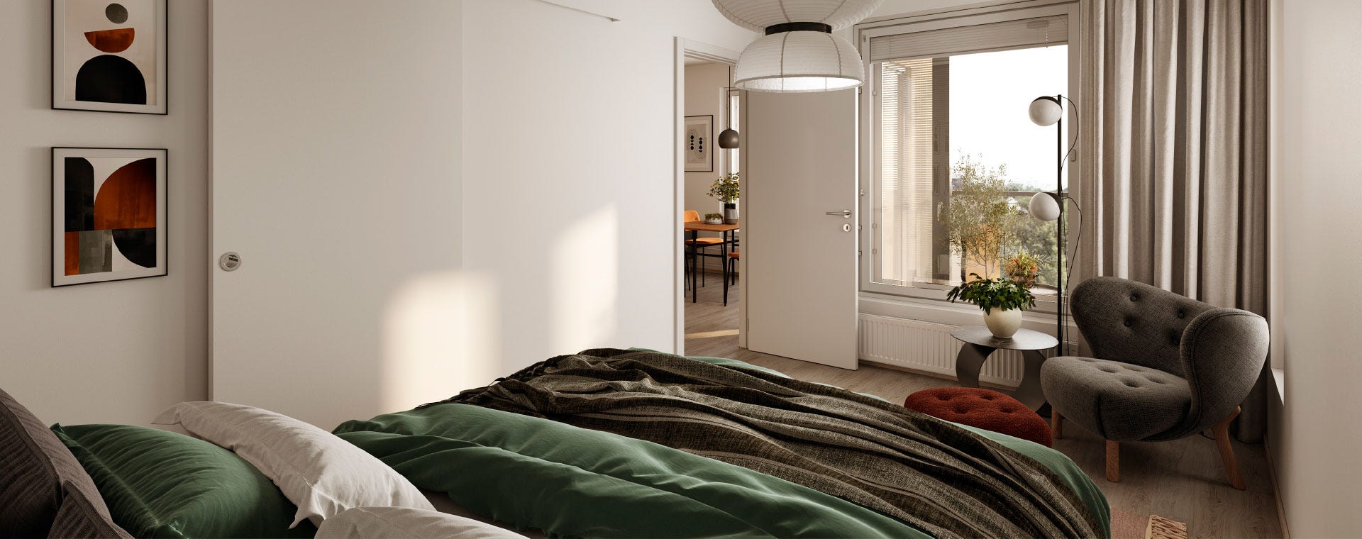 Kodikas makuuhuone, jossa on vihreäsävyinen petattu sänky ja moderni sisustus. Huoneessa on suuri ikkuna, jonka vieressä on tyylikäs harmaa nojatuoli ja pieni pyöreä pöytä, jossa viherkasvi. Ovi johtaa ruokailutilaan, jossa näkyy oranssit tuolit ja pöydällä asetelmia. Seinällä modernia taidetta, ja tunnelma on lämmin ja harmoninen.